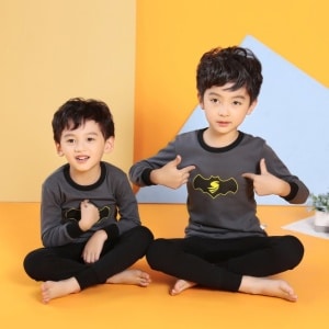 Pijama negro de Batman para niño con dos niños con el pijama puesto