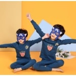 Pijama de dos piezas azul primaveral para niños con dos pequeños que llevan el pijama con una máscara de superhéroe