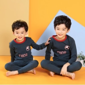 Pijama de primavera de dos piezas con estampado de THOR para niños con dos niños vistiendo el pijama