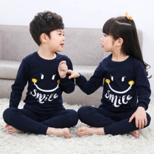 Pijama de primavera de dos piezas con estampado Smile para niños azul oscuro con dos niños con el pijama puesto