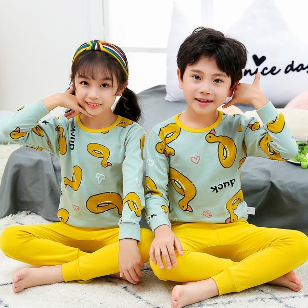 Pijama de primavera de dos piezas de pato para niños con dos niños vestidos con el pijama