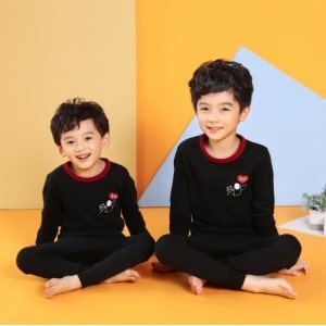 Pijama de primavera negro con cuello rojo para niño con fondo naranja