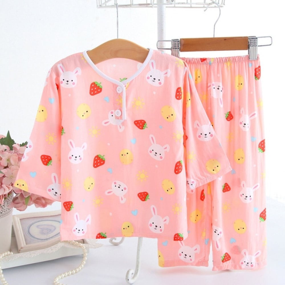 Pijama de dos piezas de algodón con diseño de fresas y conejo para niños rosa con cinturón en una casa