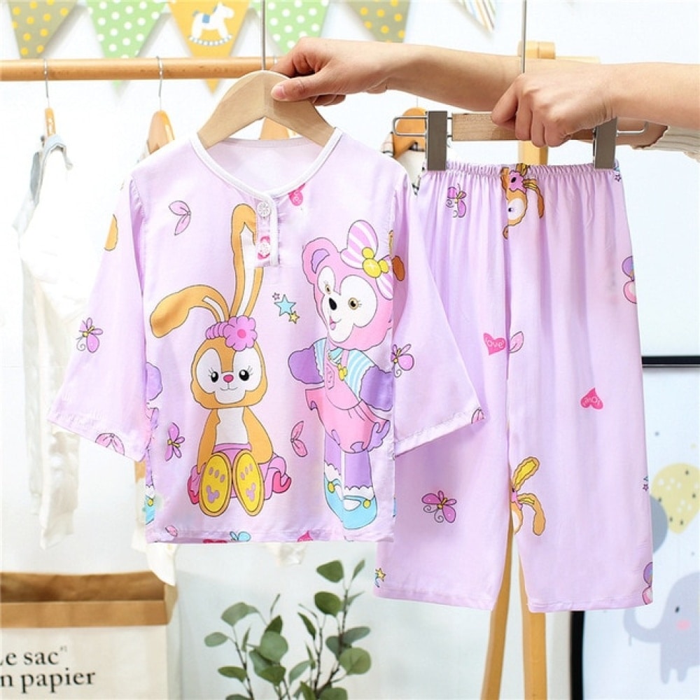 Pijama de algodón con diseño de mono y conejo morado en una percha en una casa