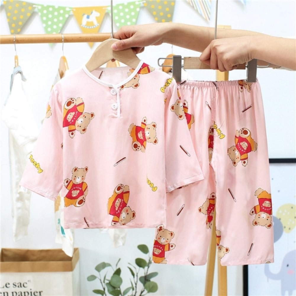 Pijama de dos piezas en algodón con mangas rosas a media pierna y estampado de osos en un cinturón