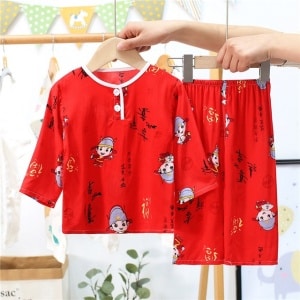 Pijama rojo de dos piezas con mangas a media pierna para niños con estampado en un cinturón