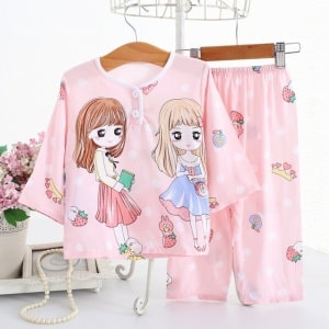 Pijama de dos piezas de algodón rosa con pequeñas rosas en el cinturón