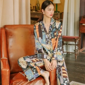Pijama de estudio de artista de dos piezas en satén para mujer. El pijama es multicolor con motivos