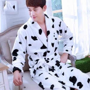 Pijama kimono de franela con estampado de vaca de moda para hombre sentado en una silla