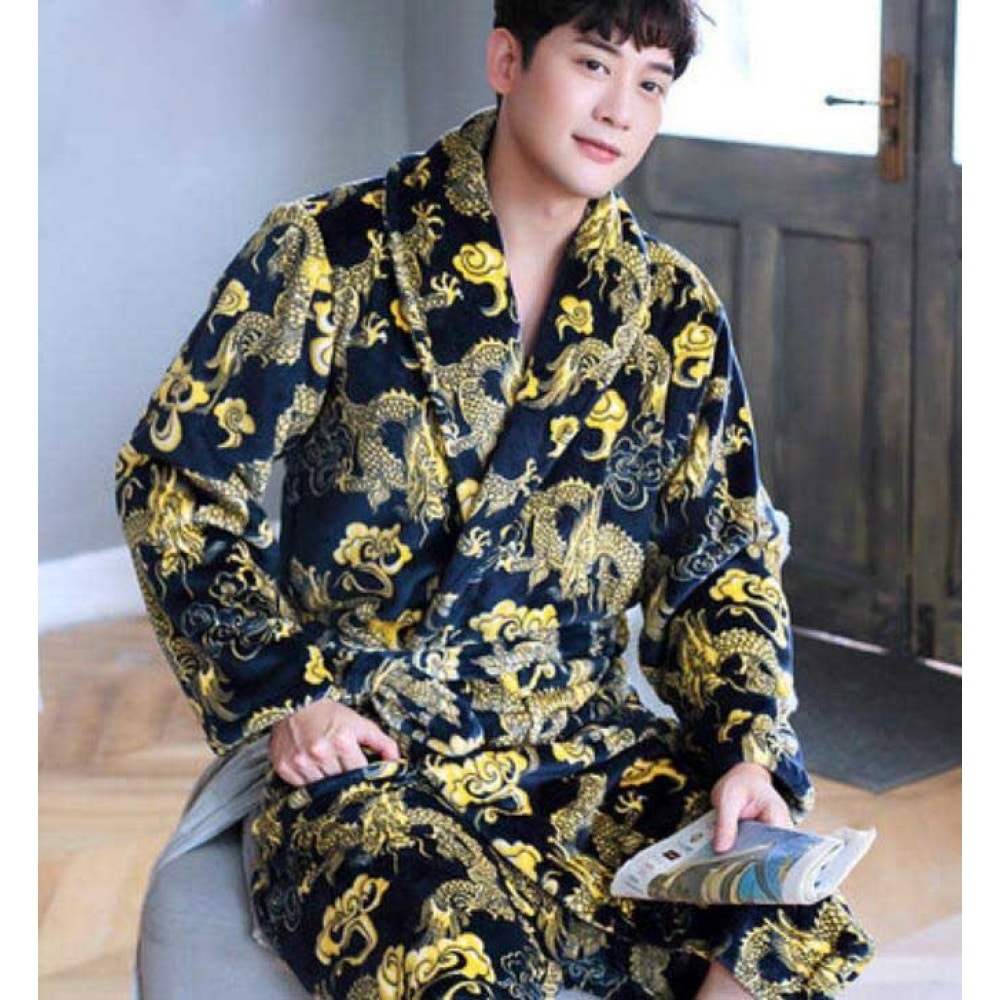 Pijama de franela de muy alta calidad con estampado de dragones para hombre usado por un hombre en una casa