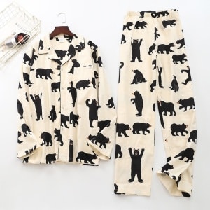 pijama de dos piezas de manga larga con tonos de oso.