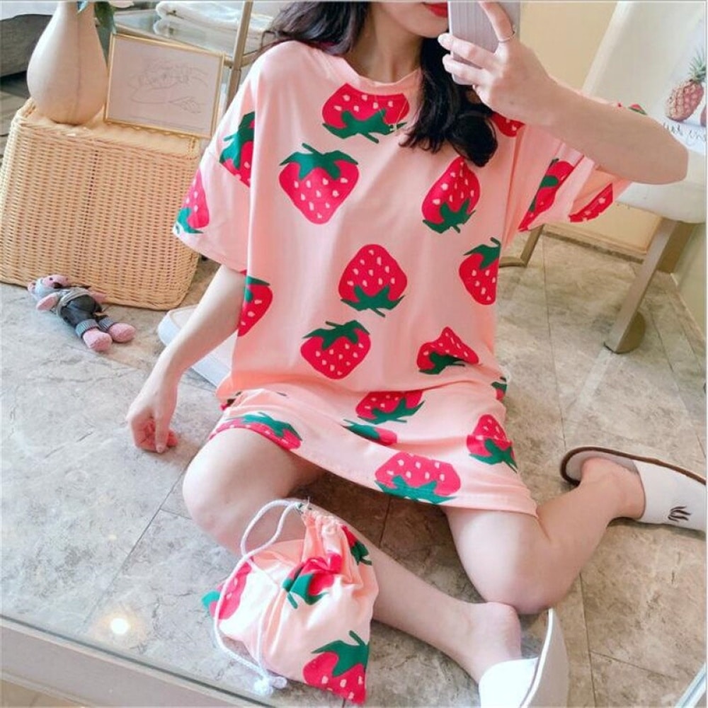 Pijama informal de algodón color fresa que lleva una mujer sentada en una alfombra