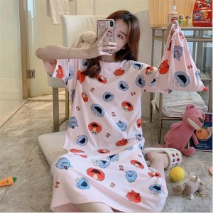 Pijama de manga corta con estampado de Elmo que lleva una mujer en una casa