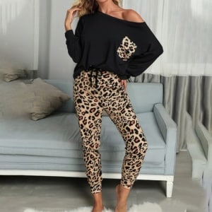Pijama de mujer con estampado de leopardo y fondo de una pieza