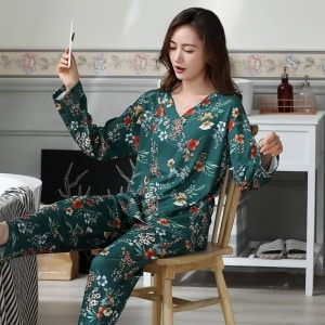 Pijama de mujer de dos piezas con cuello en V, estampado floral y fondo de una habitación