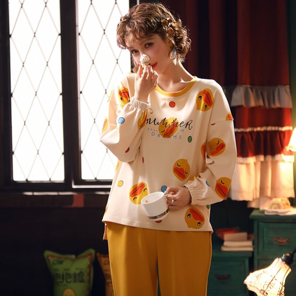 Pijama de otoño de manga larga con estampado de pato, usado por una mujer