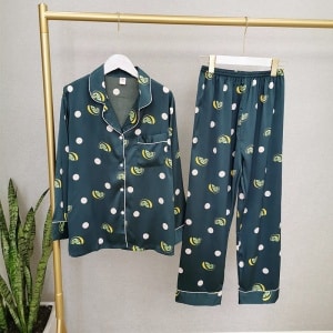 Pijama de otoño con mangas largas, cuello doblado y moderno estampado de melones en un cinturón
