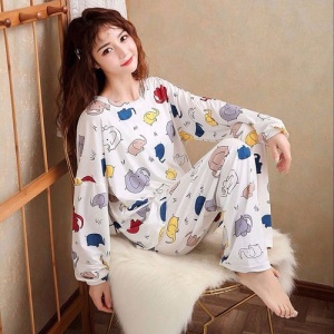 Pijama de otoño de manga larga con motivo de elefante que lleva una mujer sentada en una silla