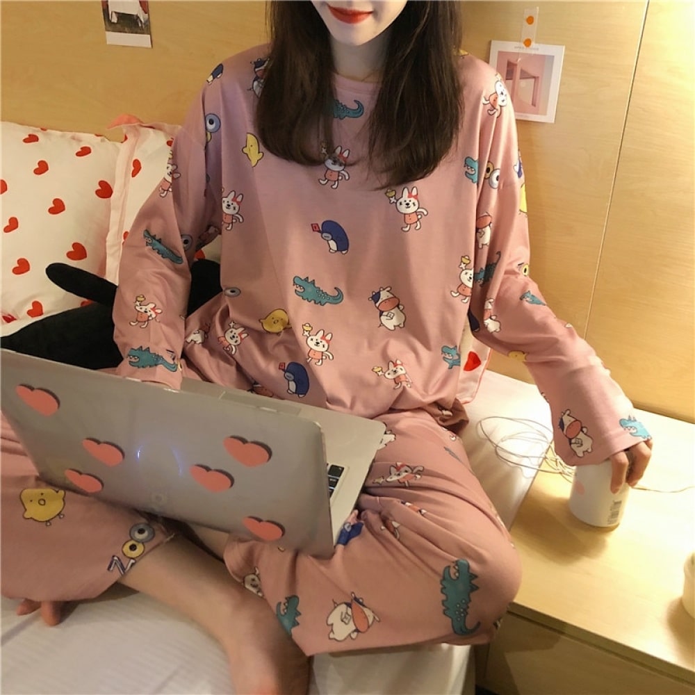 Pijama de otoño de manga larga con estampado de dibujos animados que lleva una mujer