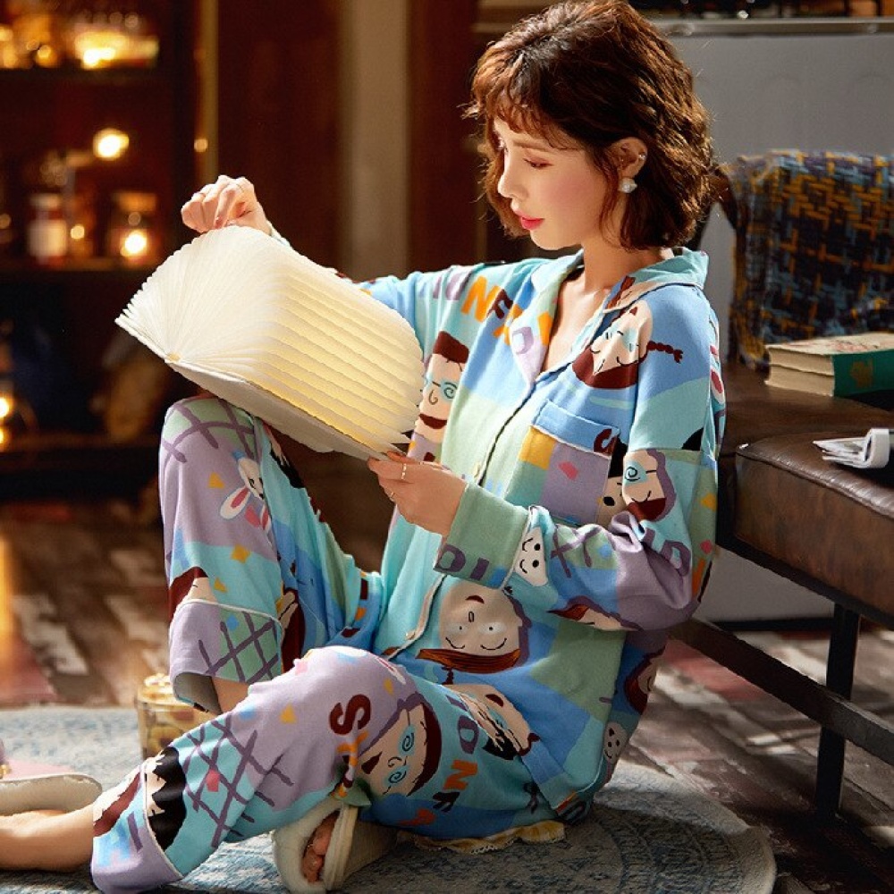 Pijama de primavera azul de manga larga con dibujo de dibujos animados que lleva una mujer sentada en la alfombra de una casa
