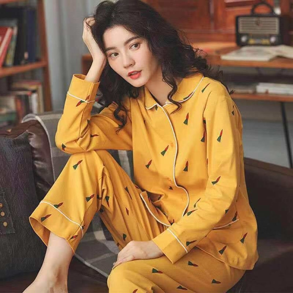 Pijama de primavera con mangas largas amarillas y estampado de zanahoria a la moda