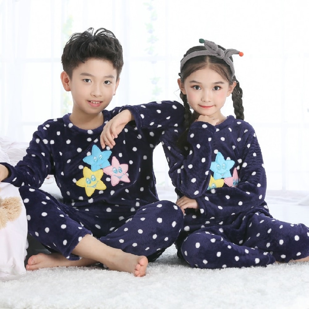 Pijama de niña de franela de manga larga con estampado de sirenas que llevan una niña y un niño sentados en una alfombra