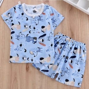 Pijama de verano de dos piezas para niños pequeños en azul con bonitos dibujos y fondo de madera