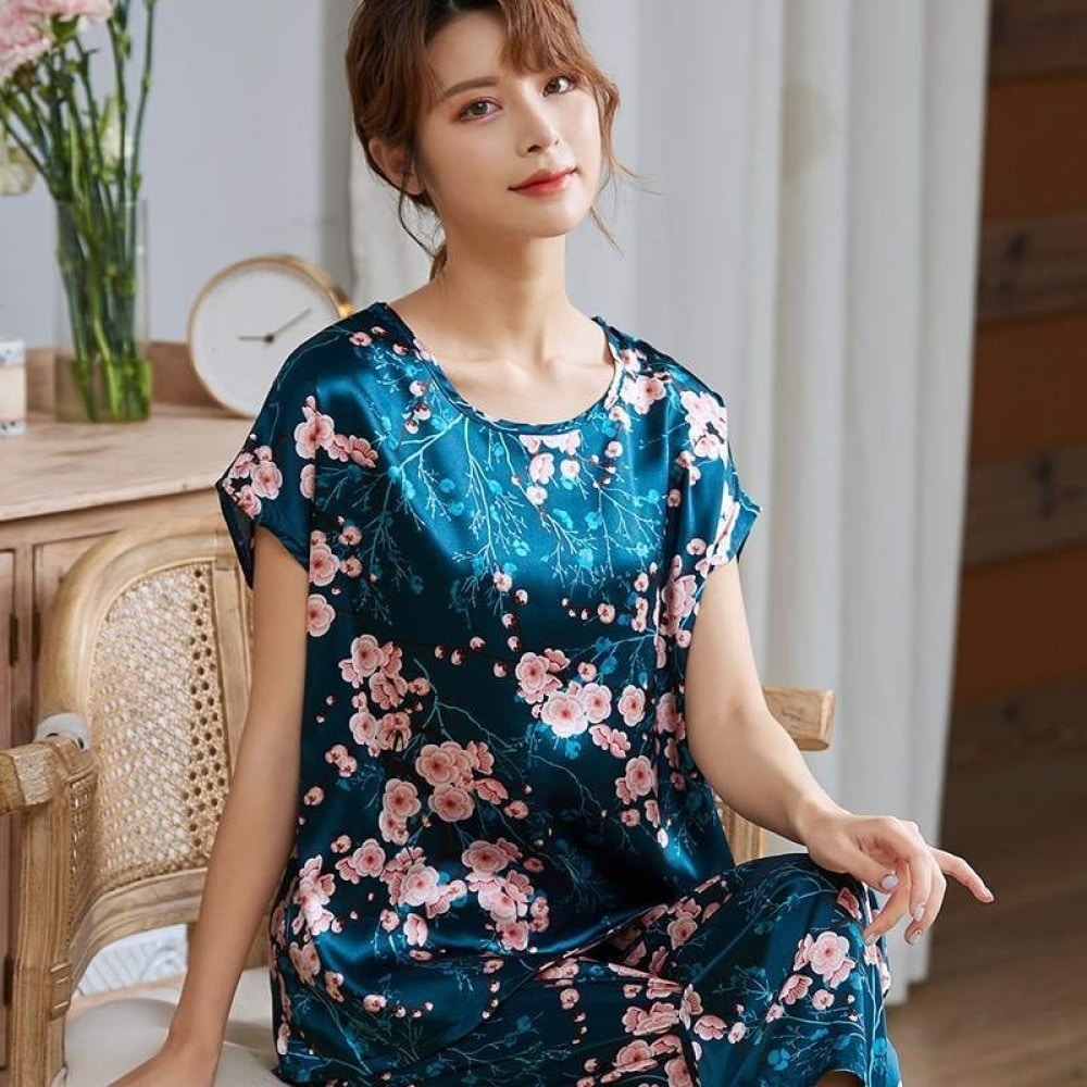 Pijama de verano de dos piezas de satén de seda para mujer sentada en una silla en una casa