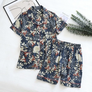 Pijama de verano informal de manga corta con estampado de flores tropicales y conejitos y marco de foto al lado