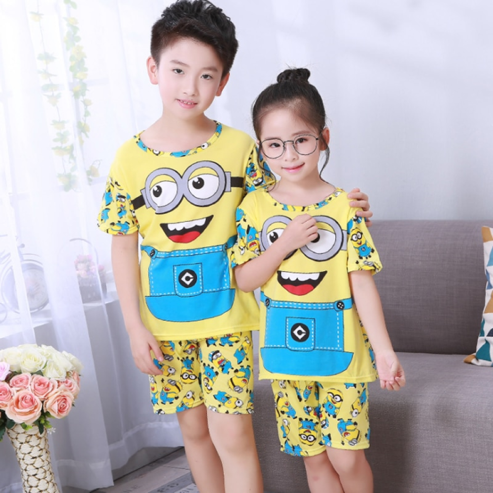Pijama de verano de manga corta con estampado de Minions para niños que llevan los niños en una casa