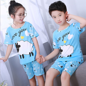 Pijama de verano azul de manga corta con estampado de ovejas para niños que llevan los niños en una casa