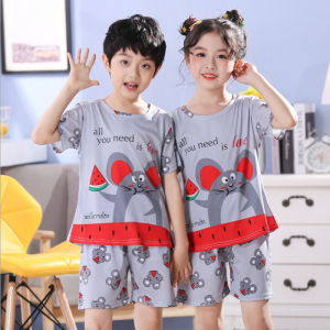 Pijama de verano gris de manga corta con dibujo de ratón para niños que llevan una niña y un niño en una casa