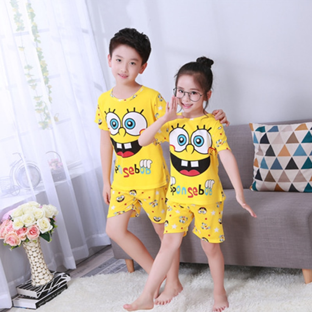 Pijama de verano amarillo con dibujos de Bob Esponja para niños que llevan los niños de una casa