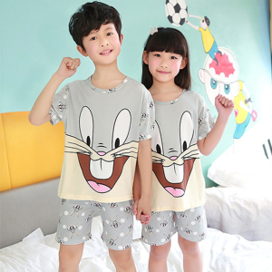 Pijama de verano gris de manga corta con estampado de Bugs Bunny para niños que llevan los niños dentro de una casa