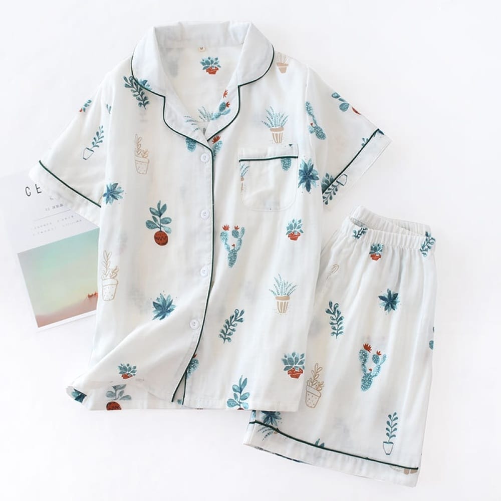 Pijama de verano blanco de manga corta con estampado de flores verdes