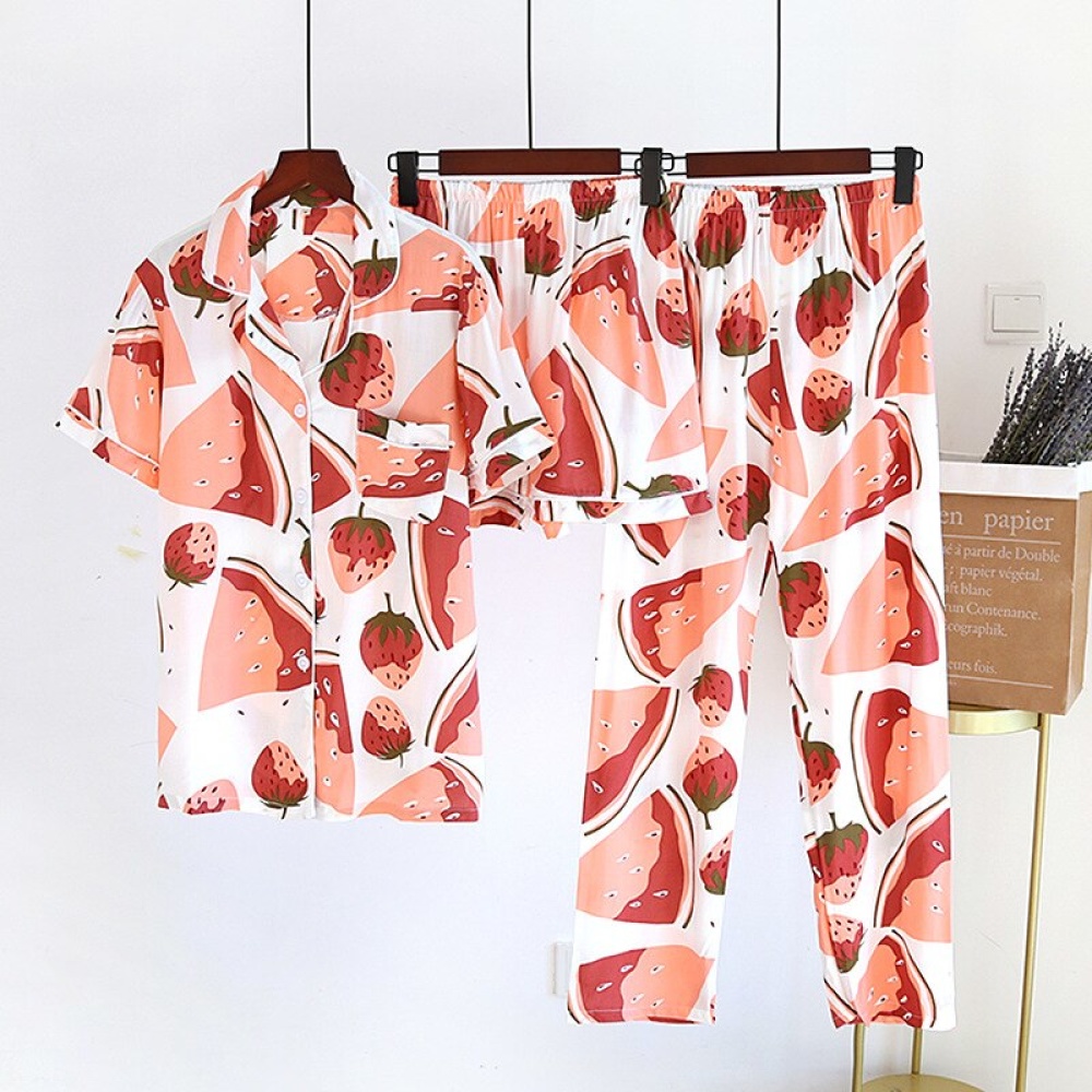 Pijama de tres piezas para mujer con estampado de melones y fresas colgando sobre fondo blanco