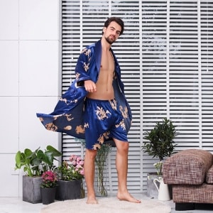 Pijama kimono de satén de dos piezas con estampado de dragones llevado por un hombre a la moda