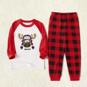 Pijama navideño blanco y rojo para niños y bebés con fondo beige