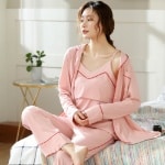 Pijama premamá de tres piezas de algodón rosa con una mujer con el pijama puesto y un dormitorio de fondo