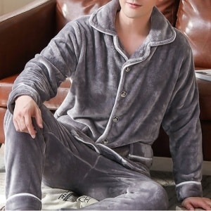 Pijama retro de invierno para hombre en gris con un hombre vistiendo el pijama
