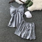 Pijama sexy con flores de encaje gris sobre fondo gris