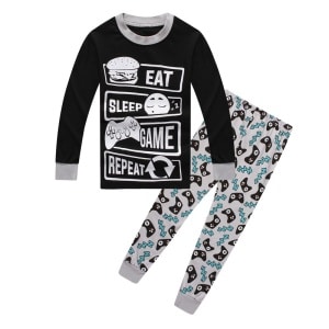 Pijama negro y gris para entusiastas de los videojuegos con fondo blanco