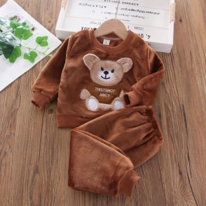 Pijama infantil de moda de franela y forro polar marrón con cinturón