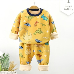 Cálido pijama con diseño de dinosaurio para niños en amarillo, muy cómodo en cinturón