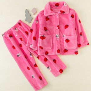 Pijama de vellón rosa multiestampado muy cómodo y a la moda para niños