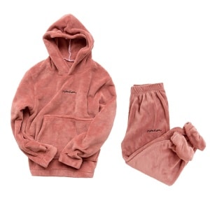 Conjunto de pijama de dos piezas compuesto por una sudadera con capucha rosa de material polar. La sudadera tiene un bolsillo canguro en la parte delantera. Y un pantalón de forro polar rosa con cintura elástica.