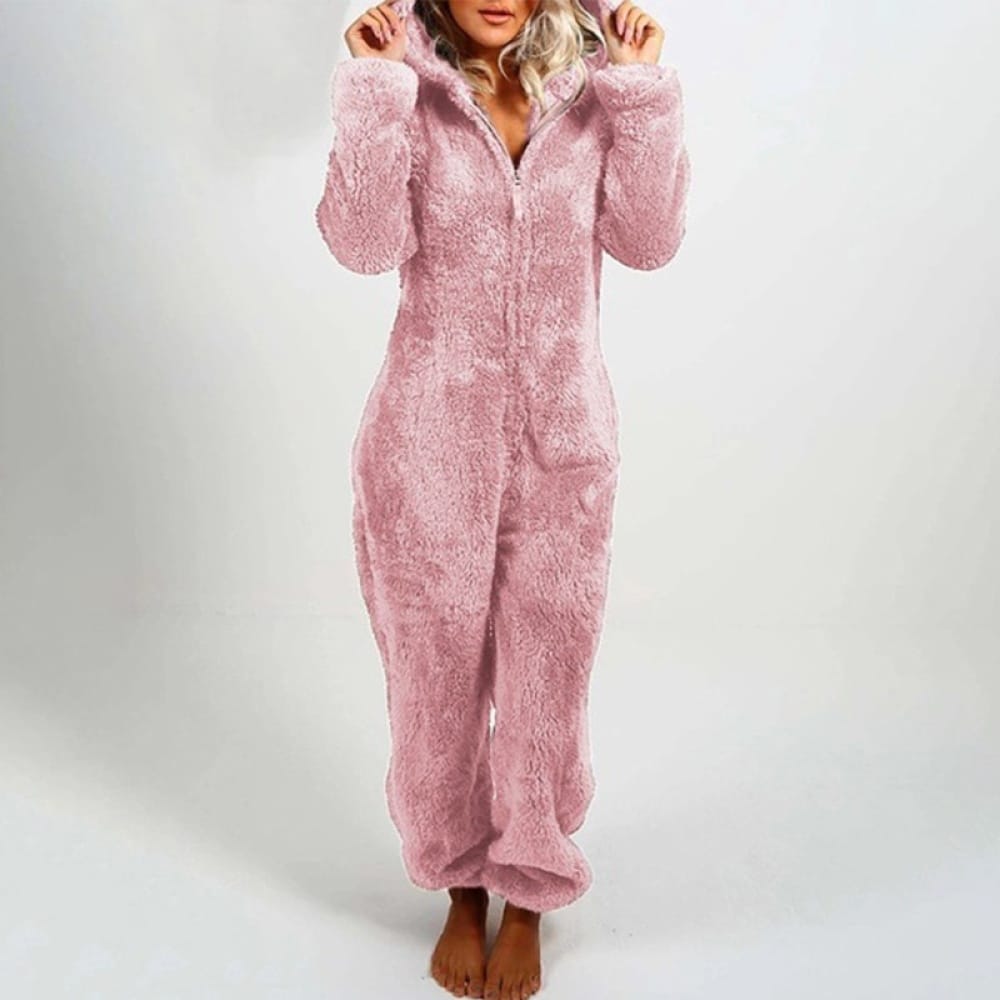 Traje de forro polar de oso de peluche rosa con una mujer vistiendo el traje