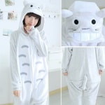Traje de pijama para mujer de Toroto el conejo en gris y blanco con una mujer llevando el pijama y un fondo de un dormitorio