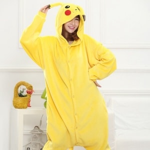 Mono de Pikachu con una mujer en pijama y fondo de dormitorio