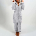 Traje de pijama de forro polar gris llevado por una mujer rubia